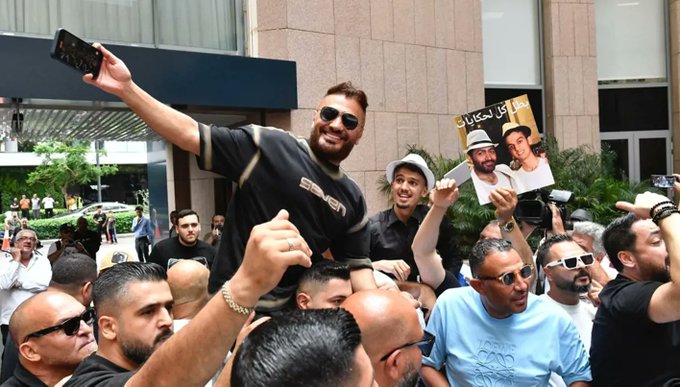 تامر حسني مرفوعاً على الأكتاف في لبنان