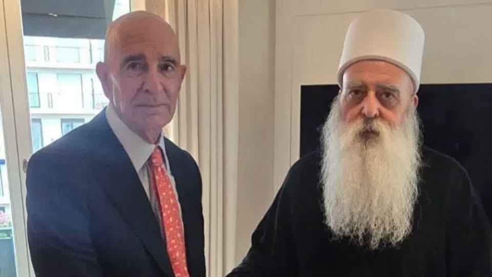 الشيخ موفق طريف يلتقي برّاك في باريس لمناقشة ملف حصار السويداء