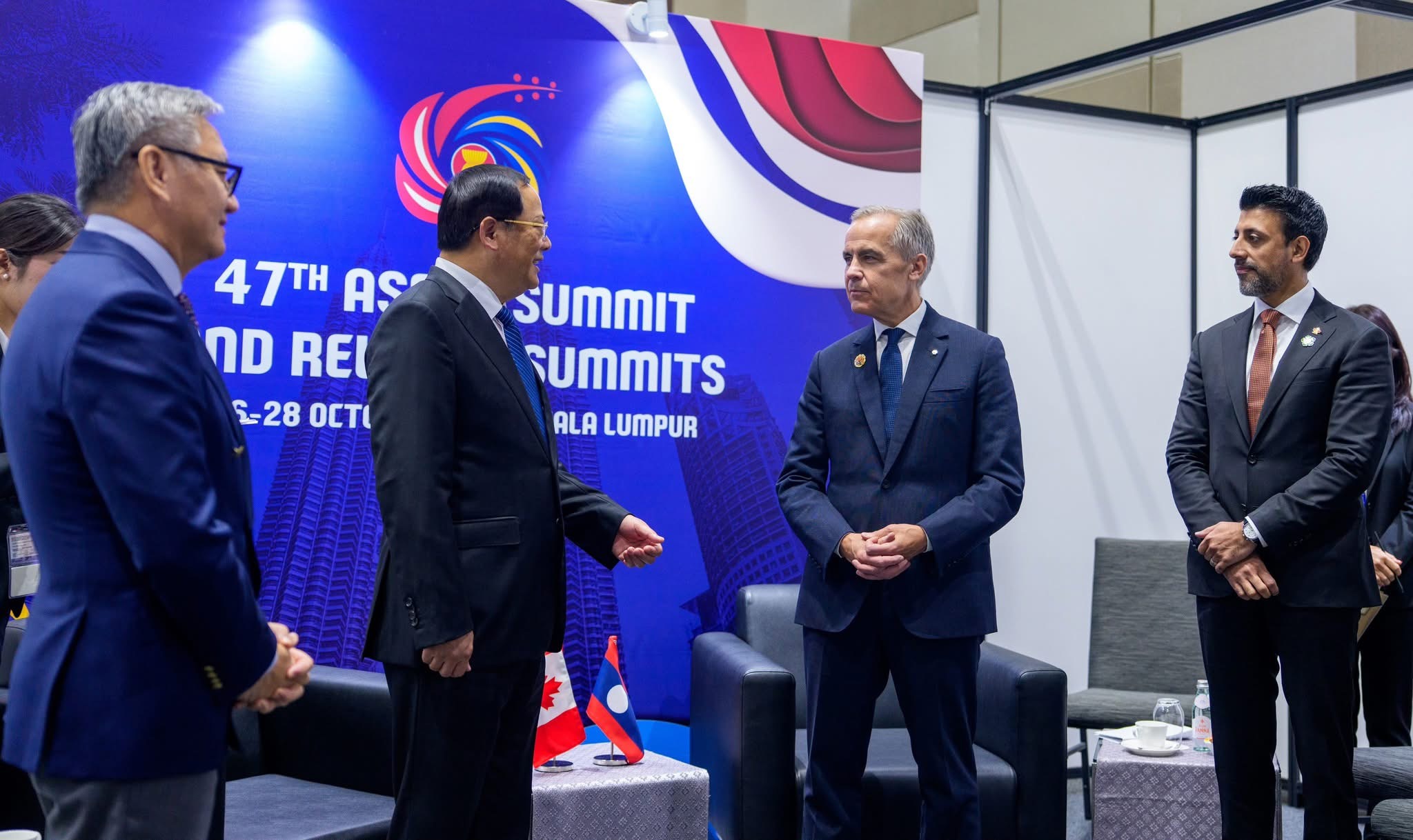 رئيس الوزراء الكندي مارك كارني يلتقي رئيس وزراء لاوس سونيكساي سيفاندون