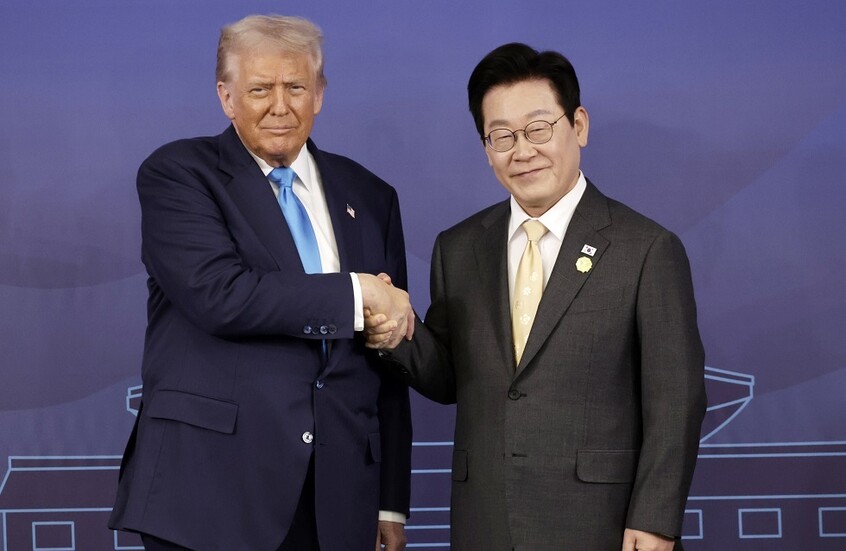 ترامب يهدي رئيس كوريا الجنوبية مضرب بيسبول وكرة