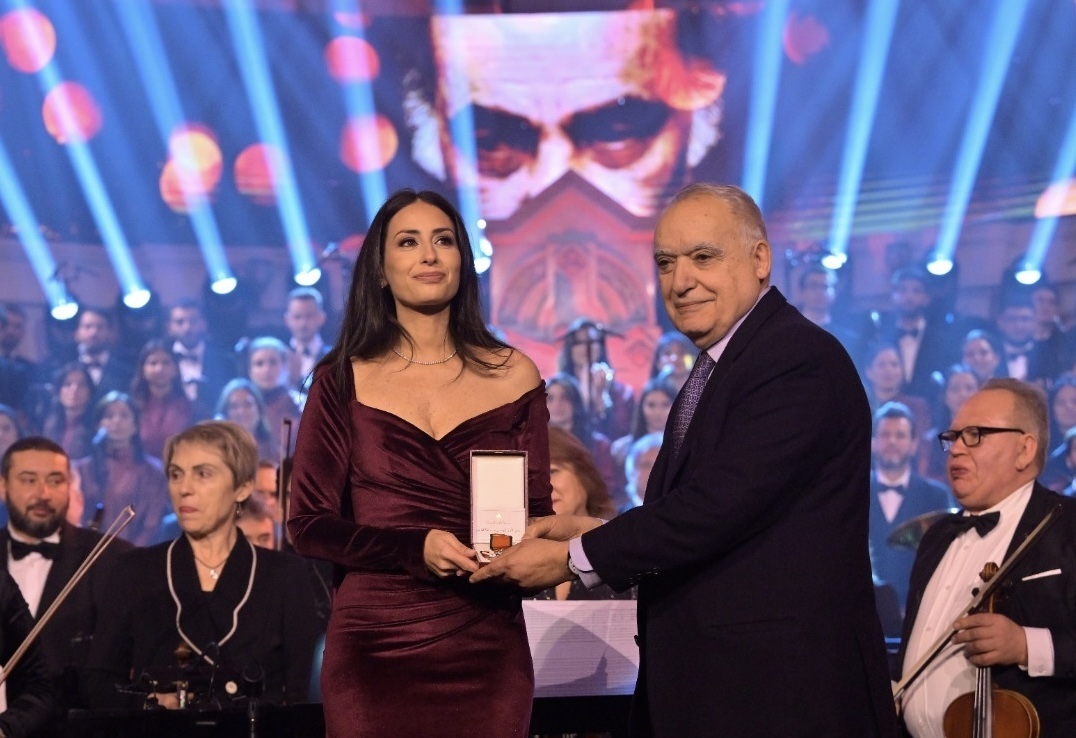 هبة طوجي تتأنّق باللون البرغندي من نجا سعادة في مئويّة منصور الرحباني إطلالة مهيبة تليق بمن استحقت وسام الأرز