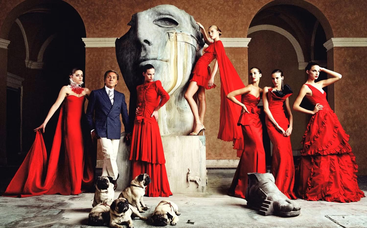 الأحمر" الراقي في حداد.. رحيل ايقونة الموضة الإيطالية فالنتينو عن 93 عاماً