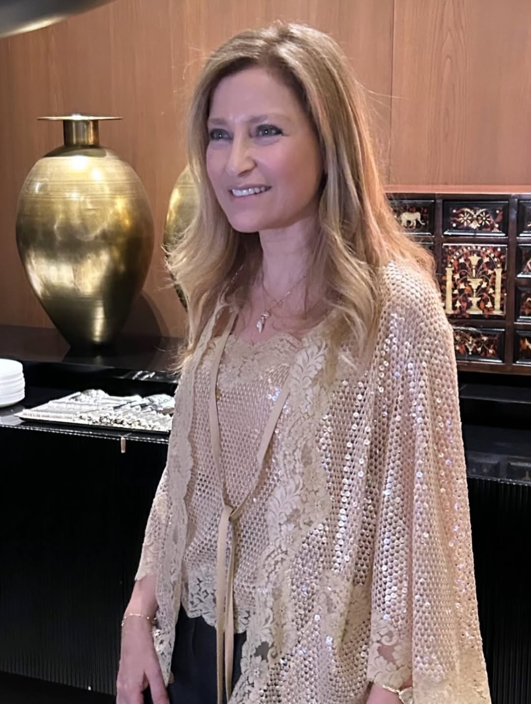 كلودين صعب بإطلالة شبكية مرصّعة بالترتر من إيلي صعب احتفالاً بعيد ميلادها