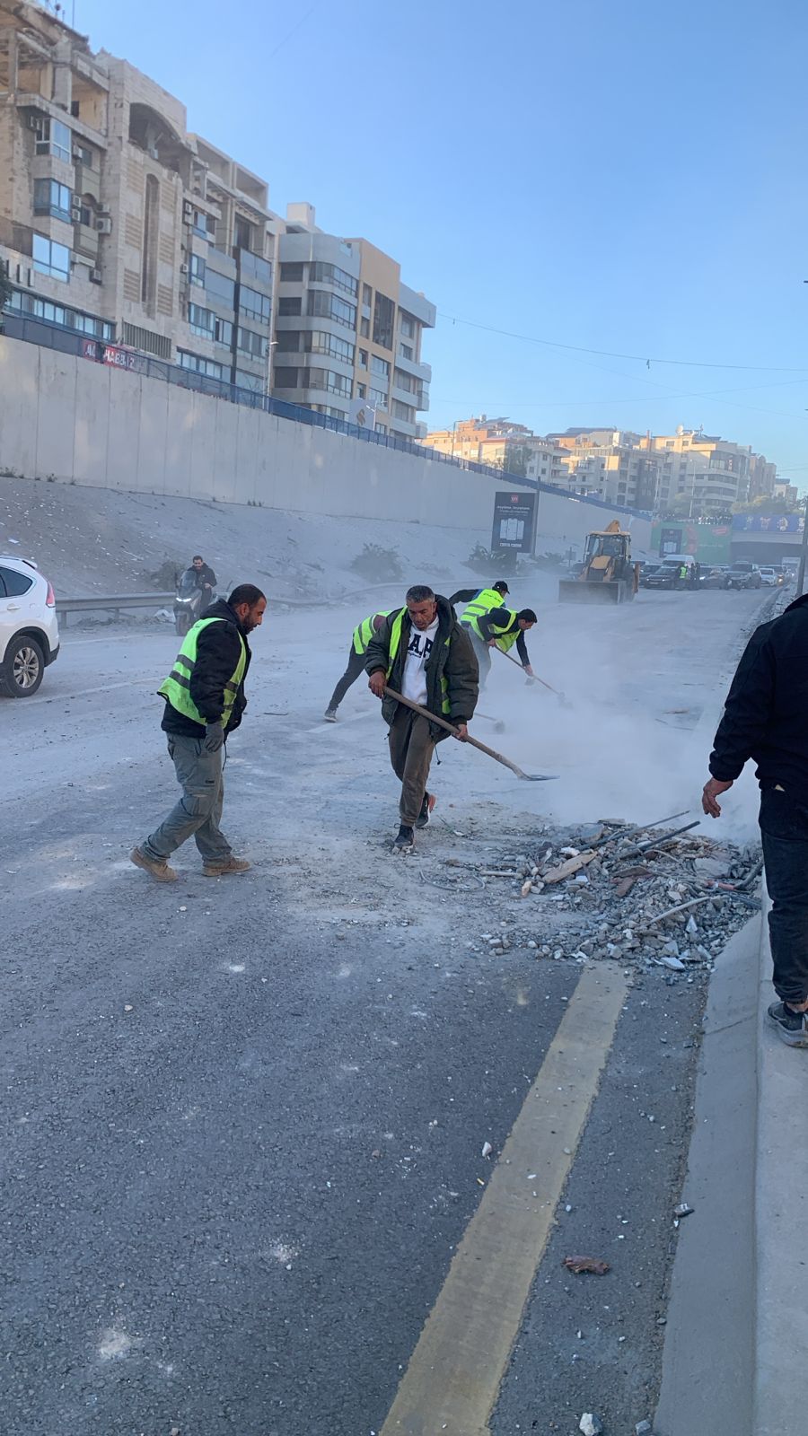 الأشغال" ترفع الأنقاض عن طريق المطار بعد غارة إسرائيلية