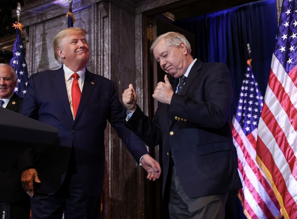 الرئيس الامريكي دونالد ترامب يفرض رسوماً جمركية بنسبة 50% على أي دولة تزود إيران بالأسلحة.. غراهام يشيد بـ”الضغط الأقصى”