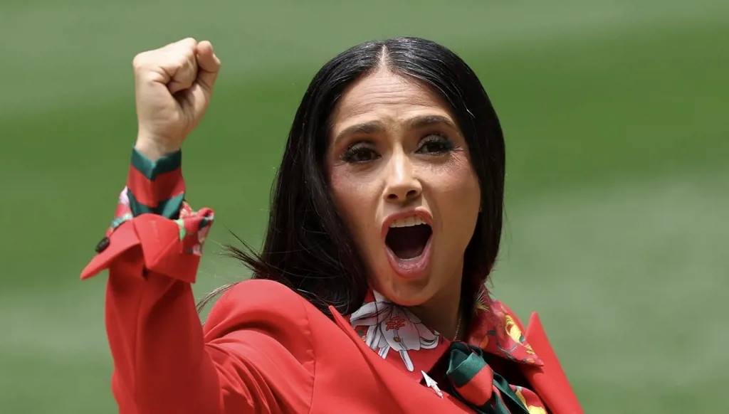 سلمى حايك بالأحمر في كأس العالم 2026… بدلة غوتشي بيان قوّة